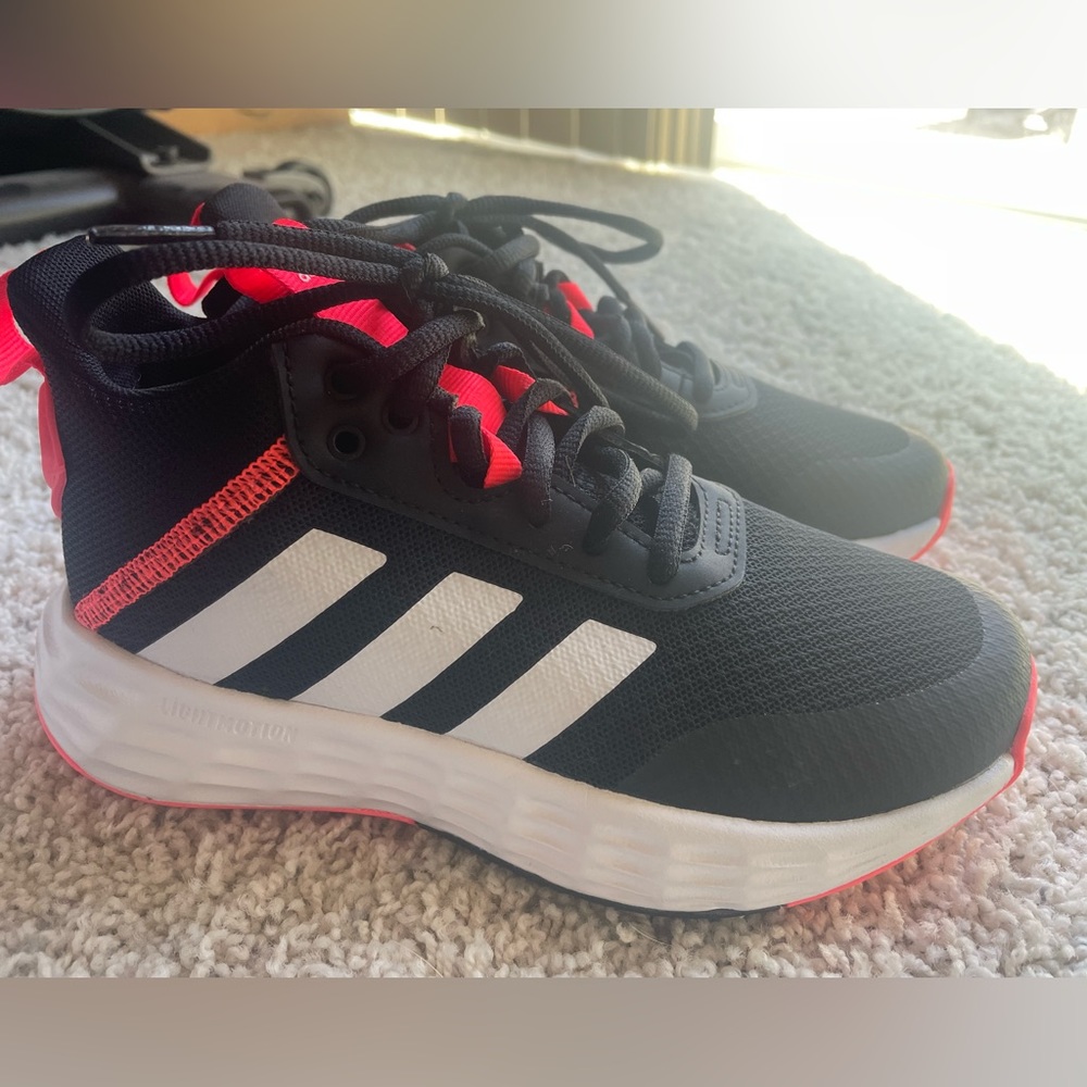 ADIDAS - GIRLS BASKETBALL SHOES - size 1